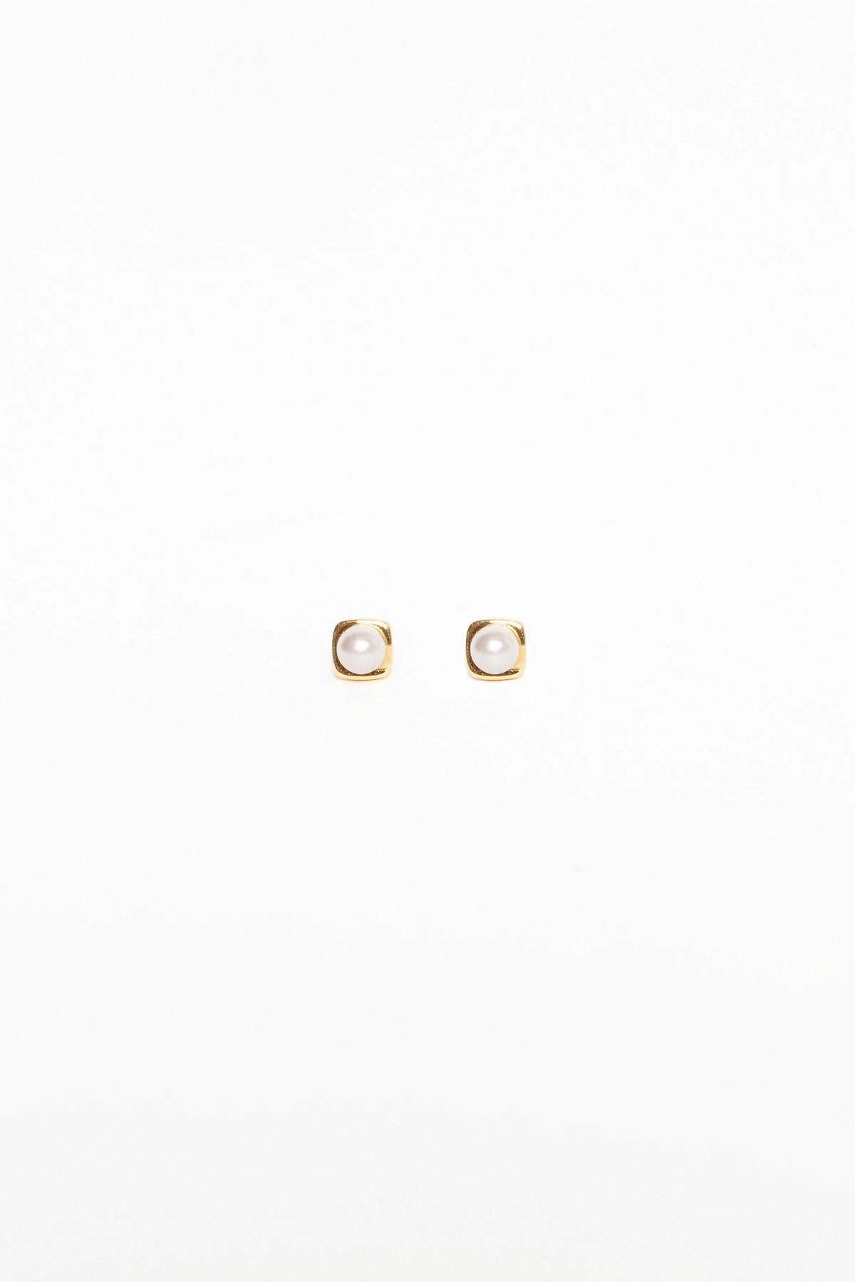 Helene Stud Earrings - Gold/Pearl
